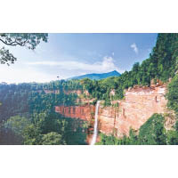 呈弧形的佛光岩，是世界自然遺產赤水丹地貌的代表性景觀之一。