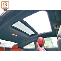 不打開天窗亦可以打開遮光板，增加車廂開揚感。