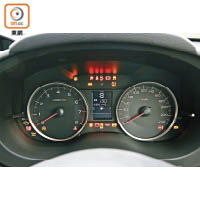 雙圈式儀錶板中央附設小屏幕，為駕駛者提供豐富行車資訊。