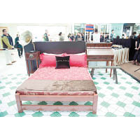 會場展出一張以香港70年代家居為藍本布置的木床，並配上一套專人手製、仿舊式床上用品。