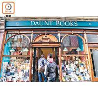 Daunt Books的Marylebone High Street總店，門口已見書卷味。