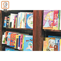 除了成年人的書籍，地面一角設有數個兒童書櫃。