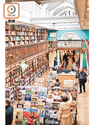連地庫共三層的書店，古色古香又夠壯觀。