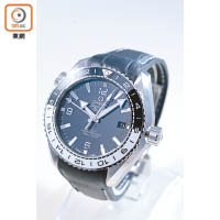 Seamaster Planet Ocean 43.5mm GMT，採用黑白錶圈、黑色錶盤及皮帶設計。 鋼帶款式$62,900、皮帶款式 $62,000