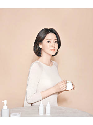 李英愛創立自家護膚品牌Lee Yong Ae's Lyanature Co.。