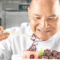 鄧聰能師傅擁有超過35年烹飪及餐廳管理經驗，2011年出任嘉麟樓行政總廚至今，創作不少賣相精美的精緻粵菜。