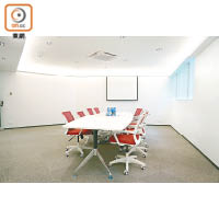 5樓商務中心設有會議室，私隱度高且空間十足，方便作商務洽談。