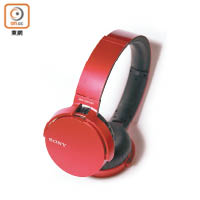 MDR-XB650BT採用DJ耳機的可旋轉設計，特別加強重低音輸出。<br>售價：$1,180