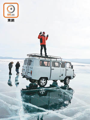 馬力比一般四驅車強勁的UAZ越野車，外表為結實的鐵皮，適合於極地行走。