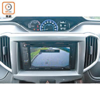 中控台上的輕觸式屏幕對應車上的音響系統及後泊鏡頭，方便掌握汽車情況。