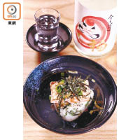 三文魚燒飯糰茶漬 $26<br>煙韌的飯糰浸在日本高湯吸收鮮甜味道後燒香，伴以燒至剛好熟的三文魚來增加甘腴味道。