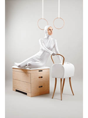 Gymnastics Furniture<br>以白色皮革配上木材，將鞍馬、跳馬、吊環等體操項目採用的器材變成一件件家具，盡顯搞鬼本色。