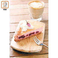 Sakura Cheesecake $50<br>期間限定蛋糕款式，用日本芝士所製的蛋糕味道濃淡適中，混合切碎的鹽漬櫻花與車厘子增添香味和口感，精緻賣相令它更受歡迎。