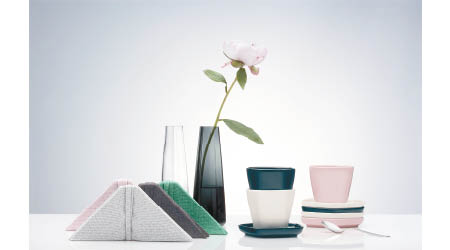 「Iittala X Issey Miyake居家系列」包括家居織品、餐瓷及玻璃花瓶，以櫻花粉、象牙白、翡翠綠、岩石灰等顏色為主調。