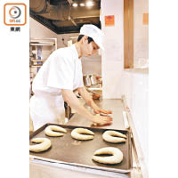 香港店的師傅曾遠赴台灣受訓，依足本店配方，每日烘焗出新鮮麵包。