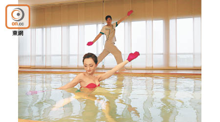 玩水適能必須要站在水療池中，跟教練做出一連串伸展及放鬆動作。