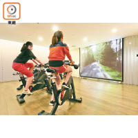 「實景飛輪」就是看着實景影像，在室內踩健身單車。