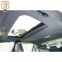 車頂設電動天窗，打開後令車廂更添開揚感。