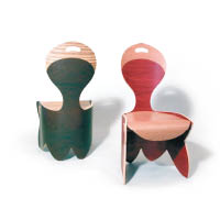 Lotus Chairs<BR>沒有扭曲的細節，但形態同樣獨特，Kino嘗試以另一種形式展現曲線美。