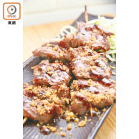 串燒牛板翼 $20/串<br>將3塊平均重約13克的日本進口牛肉串起燒製，塗上香甜的日本山賊醬及炸蒜奉客，抵食又好味。