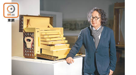 中國著名當代藝術家徐冰現時於北京及紐約生活及工作，並曾獲得多個國際性藝術獎項。