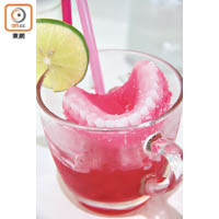 紅莓冰加梳打水製成的假牙冰及洗牙水，單是外形已叫人打冷震！99 Baht（約HK$22）。