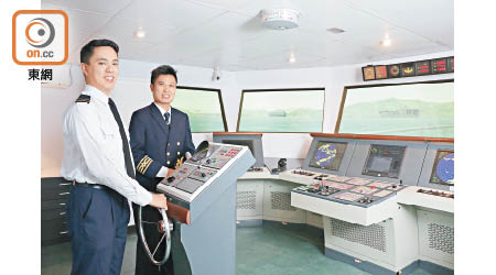 「海事營運管理榮譽理學士」課程配備模擬訓練室，讓學員接觸電子海圖顯示及訊息系統、導航系統等設備，了解實際航行操作。