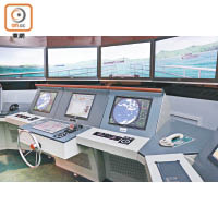 訓練室設置多個電子顯示屏，模擬接近180度的海上視角，貼近真實航海情況。