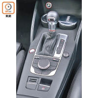 波棍台後方設MMI旋鈕，輕鬆控制車上設備。