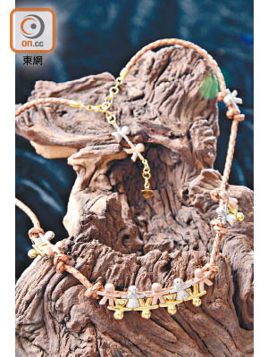 陳美蘭的項鏈作品「攜手」，以手拉手的人形公仔為主體，突出「融和」的主題，一舉奪得第17屆香港珠寶設計比賽學生組冠軍。