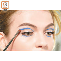 用藍色眼線筆，沿眼窩凹位從眼頭畫至眼尾，末端可以微微向上翹。