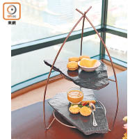 港人最愛的杧果甜品Tea Set，由香甜味美的泰國香杧打造的杧果糯米飯、杧果布甸、杧果撻、杧果Macaron，都讓人大快朵頤。