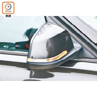 側鏡殼加上指揮燈，行車Cut線安全得多。