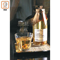 依琳琳單年浸製梅酒 $228/500ml（F）<br>用增城梅、本地冰糖及日本燒酎浸製1年的梅酒，色澤呈金黃色，味道較甜，並散發着淡淡杏脯香氣，口感酸爽偏甜，配搭海鮮、鍋物或香辣菜式都有不俗效果。