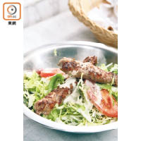 Lamb Kofta Kebab $50<br>相信大家對Kebab這款中東烤肉不會感到陌生，用紅辣椒粉及秘製香料為烤羊肉調味，配青瓜、番茄、沙律菜令口感更清新，淋上芝麻醬與橄欖油也有提味作用。