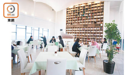 北菓樓2樓的Cafe布置摩登有型，2個高至天花的巨型書櫃藏有6,000本書。