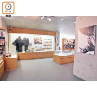 2樓展覽廳展示了大量渡邊淳一愛用的物品及親筆原稿。