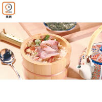 海鮮丼正宗食法<br>先將Wasabi與特調醬油由上而下淋進海鮮丼，拌勻食用。