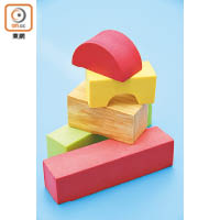 積木等感觀層面的玩具沒有既定規則，適合年紀較小的幼兒使用。