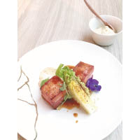 Le Cochon $380（3道菜午市套餐菜式之一）<br>主菜是慢煮日本五花腩，配以松露薯蓉、煎BB雅枝竹等，豐富美味。