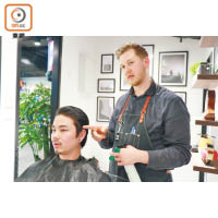 是次作示範的專業理髮師Zephon Raine於英國學藝多年，1年前來港於Gentlemen’s Tonic中環店工作，想指定搵佢試手勢就要預約。