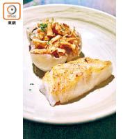 每晚只提供兩款肉類配菜選擇，到訪當晚品嘗了瑞典出產的鱈魚，跟旁邊的黑松露蘑菇焗洋葱異常合拍，Kr165（約HK$157）。