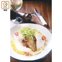 香煎鱸魚 $125<br>購自香港仔魚市場的生猛鱸魚，肉不算厚，勝在鮮甜，伴薯蓉及香草汁，令魚鮮味更突出。