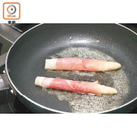 做法：2<br>用帕爾馬火腿捲起白蘆筍，輕煎1分鐘至火腿變成金黃色備用。