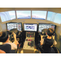 學員可在導師的指導下，於模擬飛機駕駛艙中體驗飛機的起飛及下降。