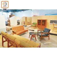 陳列室內集合多個品牌的家具實物，示範如何配襯。
