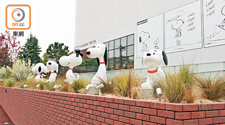 入口位置有5隻「Welcome Snoopy」雕像，可以見識到史諾比自1950年登場至今多個階段的造型變化。