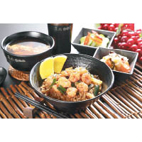 蝦仁飯及鴨蛋湯都是台灣南部著名的小吃。