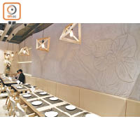 餐廳裝修以簡潔為主，設計優雅，牆上的蘭花圖案更由本地藝術家親手繪畫，流露清雅藝術感。