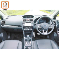 中控台增設輕觸式多功能屏幕，對應車上的音響系統，兼連接倒車鏡頭顯示車後情況。